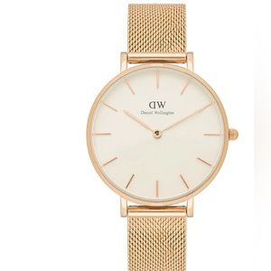 Petite Melrose 32MM Watch in Rose Gold
Daniel Wellington